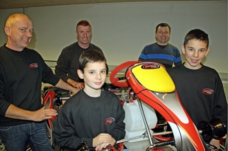 Karting-brødrene, Simon (forrest) og Casper Pilgaard, markerede underskrivelsen af sponsoraftalen med Dino A/S sammen med fra v: salgschef/daglig leder Torben Henriksen, Dino A/S, Jørgen Pilgaard og teknisk produktionsleder Anders Byriel, Dino A/S.